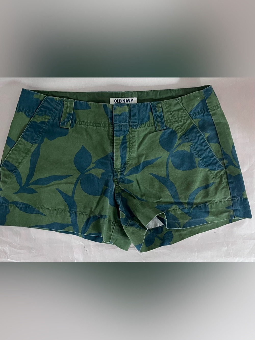 Old Navy Green Safari / Burmuda Shorts with Blue Floral Print Size 4 Low Rise - Picture 10 of 10